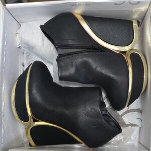 Black and Gold heels by Shi